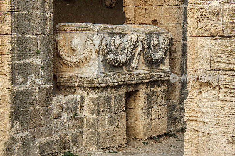 北塞浦路斯贝拉佩斯修道院的古罗马石棺。Bellapais修道院是13世纪在Kyrenia (Girne)附近由Canons Regular建造的修道院的废墟。